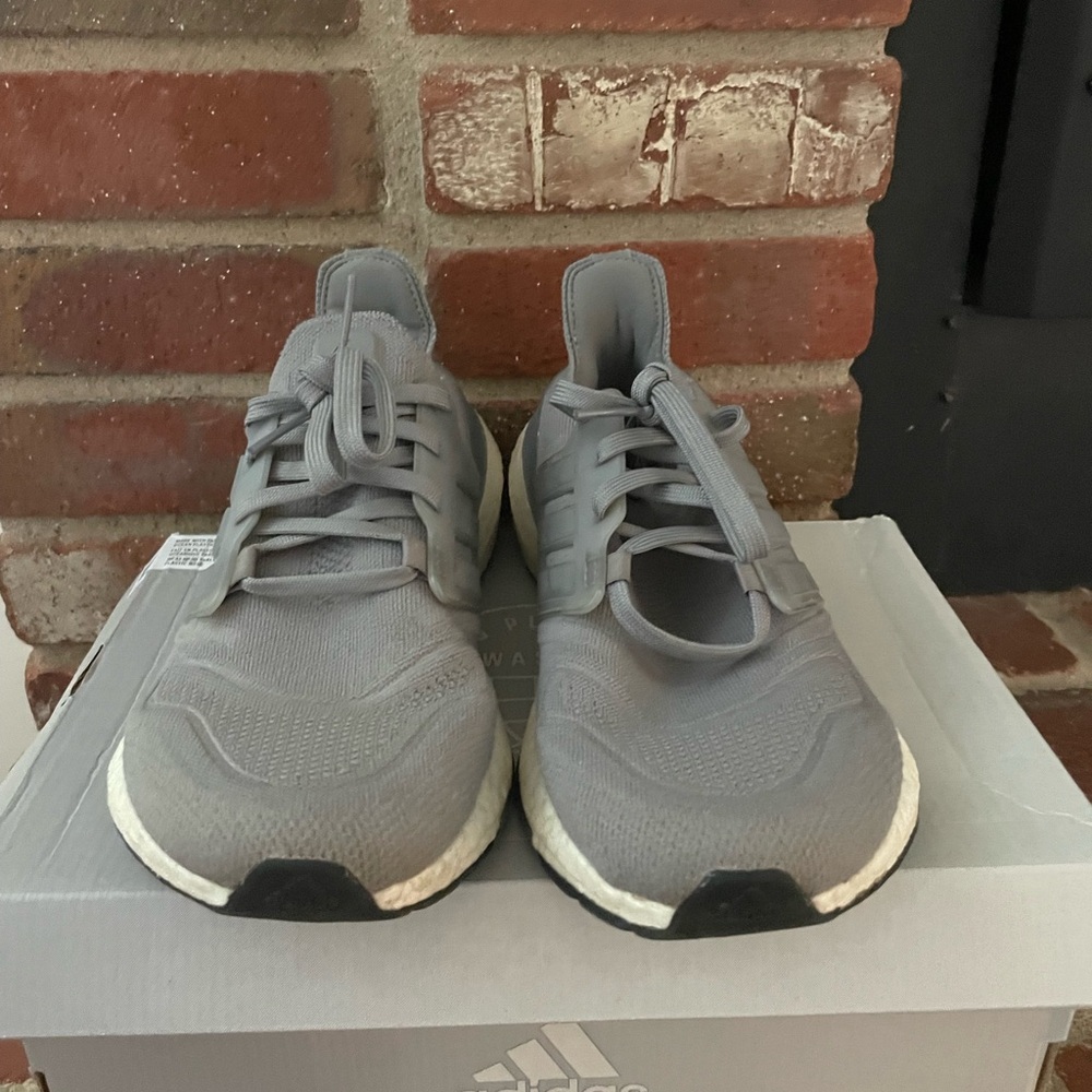 Adidas Ultraboost 22 Gray/White Running Shoes Men's Size 7.5